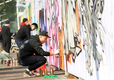 江南城區臨沅路上，涂鴉愛(ài)好者正在進(jìn)行街頭涂鴉藝術(shù)創(chuàng  )作