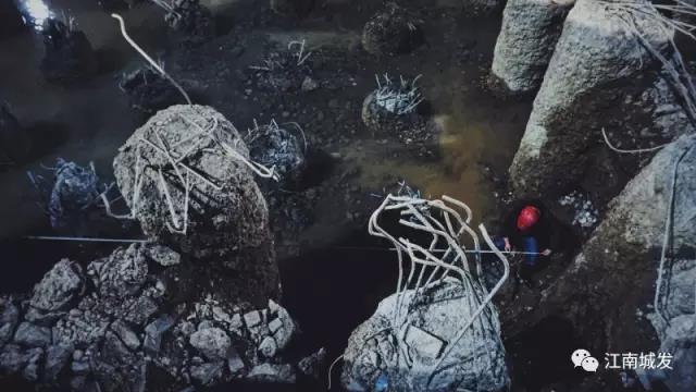 為了第二天清早不影響泥工砌筑磚胎模，夜間進(jìn)行電梯井放線(xiàn)作業(yè)