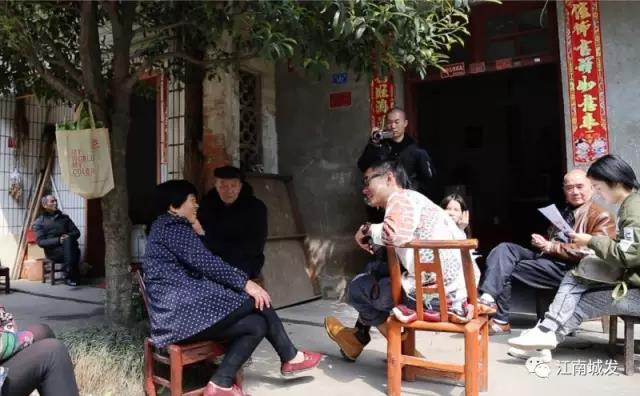 △ 趙明——“這次創(chuàng  )作強調在地性、紀念性與參與性。我們針對問(wèn)卷，以外來(lái)人的身份，來(lái)介入、想象生活在此地的居民，他們發(fā)生的故事和曾經(jīng)的生活狀態(tài)?！? data-=