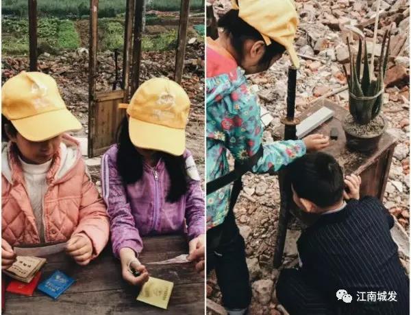 △ 學(xué)生仔細端詳已經(jīng)不再使用的各種紙質(zhì)老證件 △ 觀(guān)展學(xué)生對播放的聲音場(chǎng)特別好奇，蹲下認真側耳傾聽(tīng)