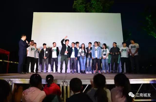 △ 央美雕塑系公共藝術(shù)工作室主任胡泉純老師與在場(chǎng)觀(guān)眾分享近二十天的創(chuàng  )作成果