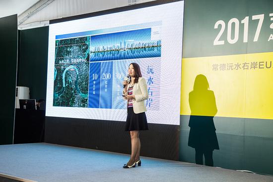 常德市江南城市發(fā)展有限公司董事副總經(jīng)理谷穗則為現場(chǎng)觀(guān)眾介紹了這個(gè)投資超過(guò)200億元、面積300萬(wàn)平方、持續建設8到10年的沅水右岸如何建構城市·人·生活三者之間的關(guān)系